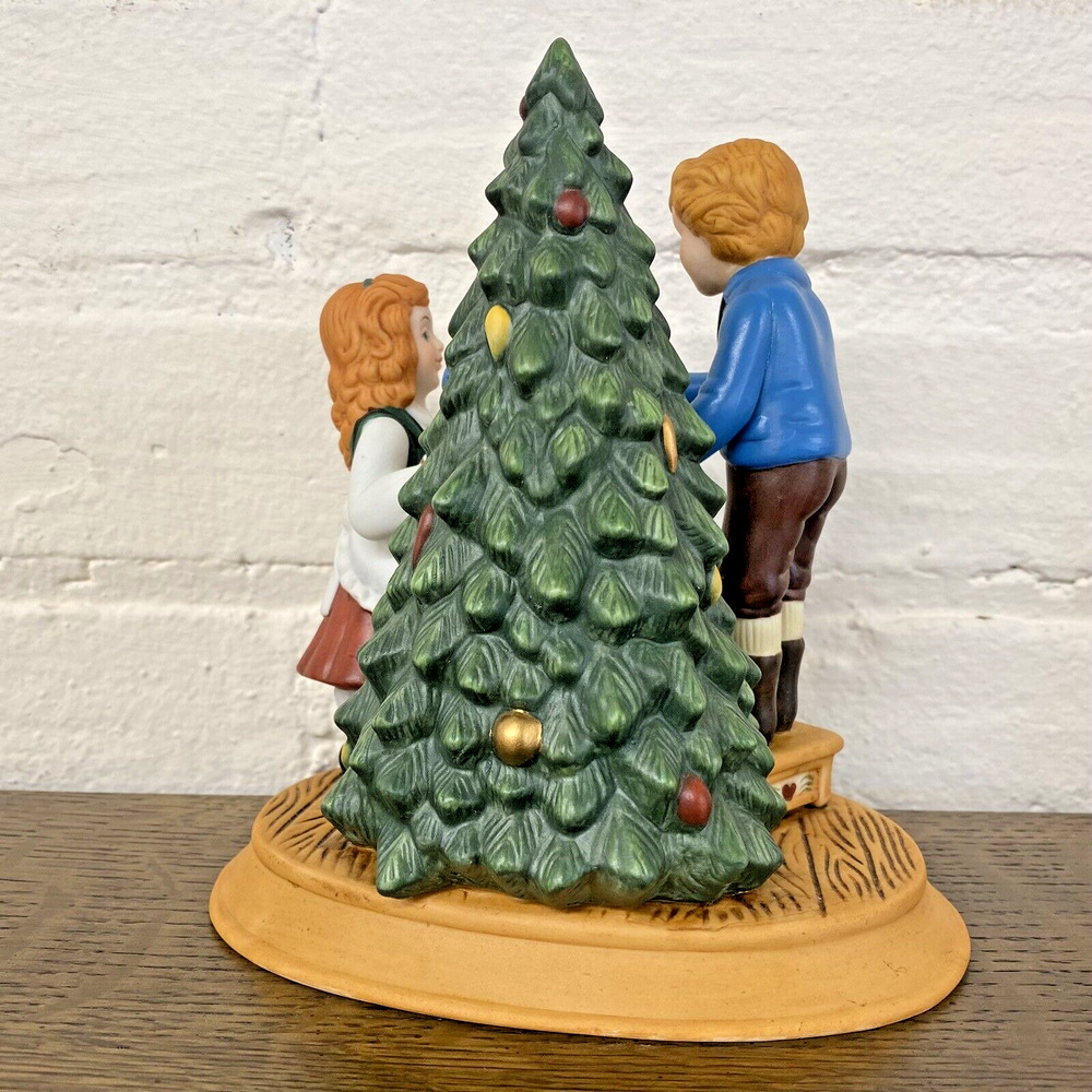 Avon Figurine "Keeping The Christmas Tradition" (1982) Traditional 2nd Edition - Picture 6 of 10